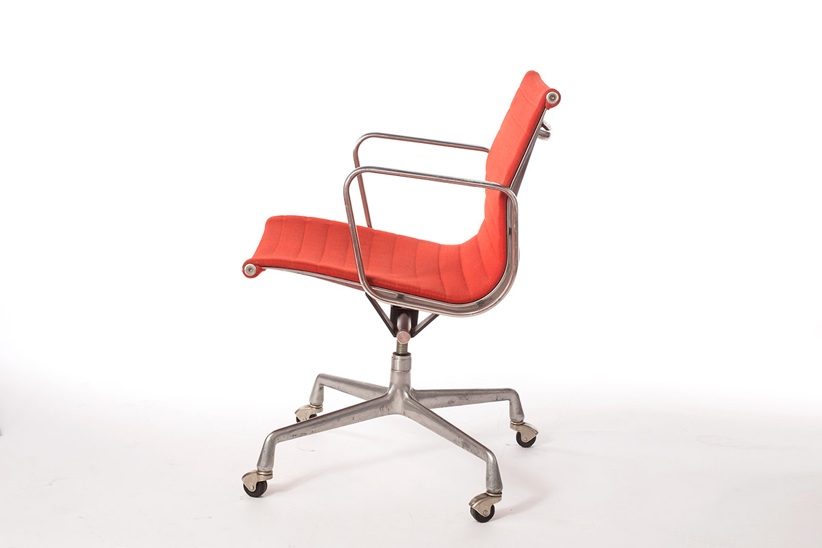 oog brand Dageraad Vintage Eames EA 117 desk chair (* sold) - Vintage Furniture Base